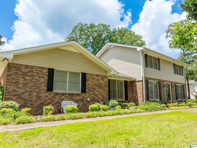 994 Comanche Trl, Anniston, AL 36206 - view of front facade featuring brick siding and a front lawn