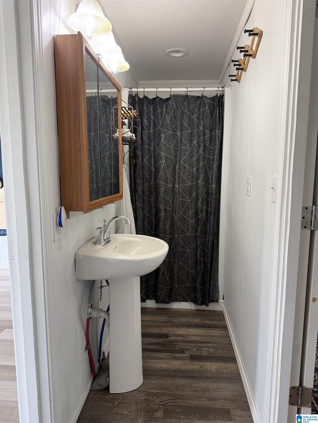 829 Higgs Dr, Adger, AL 35006 - full bath with wood finished floors, a shower with shower curtain, and a sink