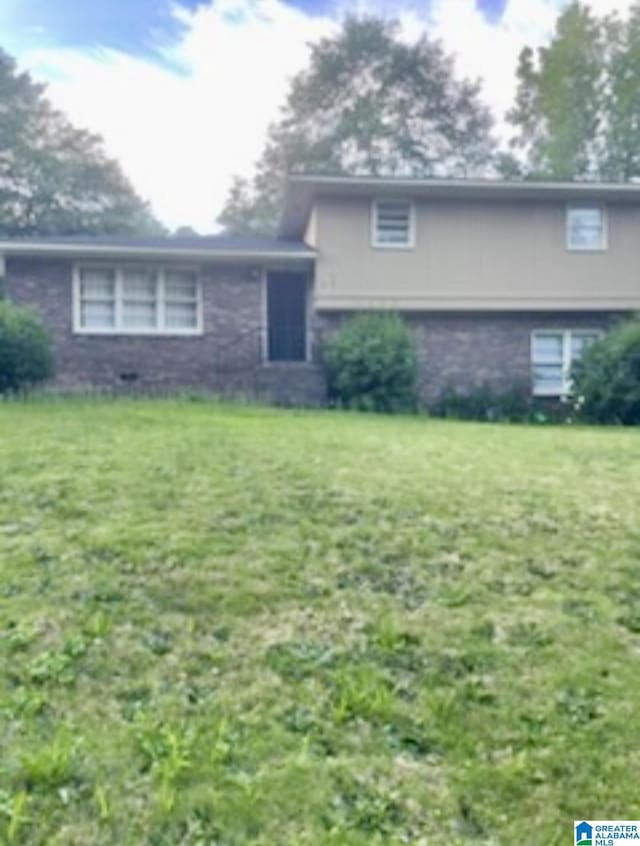 906 30th St, Phenix City, AL 36867 - split level home featuring a front lawn