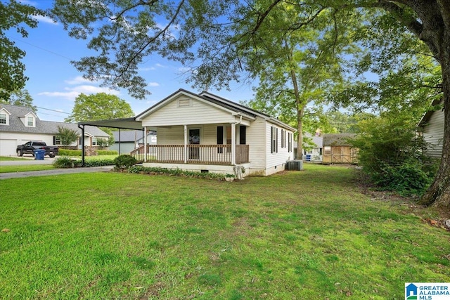 401 W 3rd Ave, Oneonta, AL 35121 - view of front of home featuring covered porch, crawl space, a carport, a front lawn, and driveway