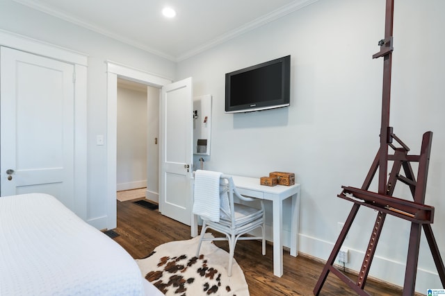 bedroom featuring crown molding, wood finished floors, baseboards, and recessed lighting