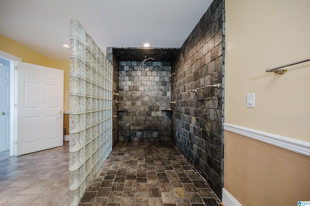327 Ridgeview Lake Rd, Alabaster, AL 35007 - full bath featuring tiled shower, recessed lighting, and baseboards