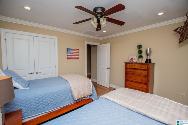 bedroom with a closet, wood finished floors, crown molding, recessed lighting, and ceiling fan