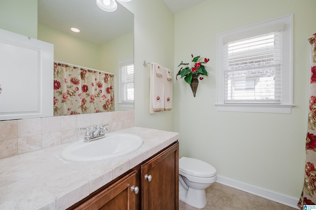 full bath featuring toilet, vanity, baseboards, tile patterned floors, and curtained shower