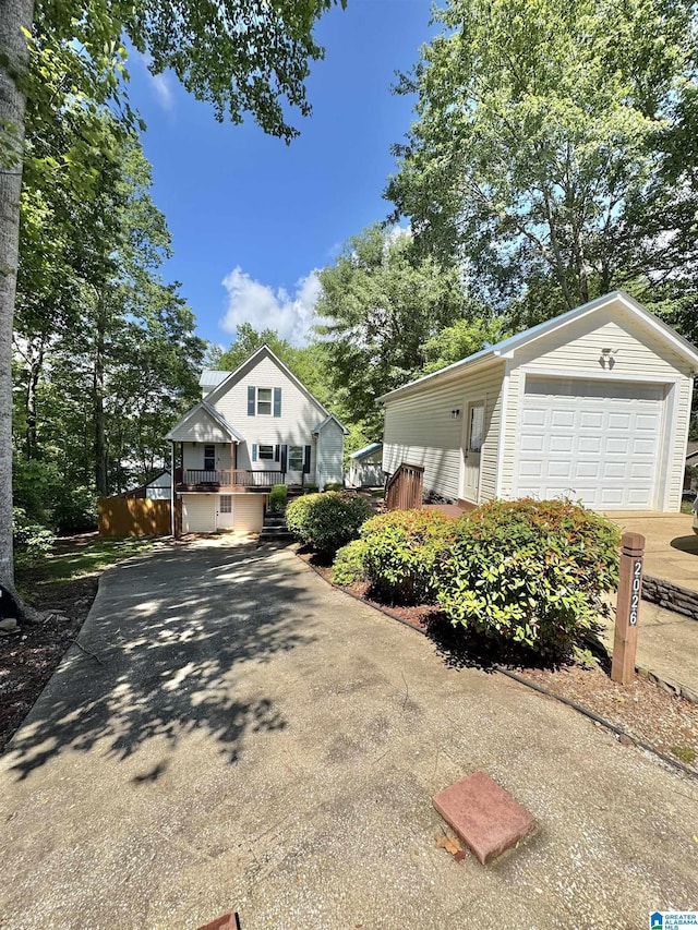 view of front of home featuring a garage and driveway