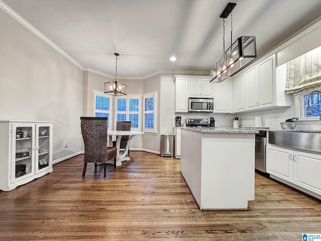 1851 Russet Woods Ln, Hoover, AL 35244 - kitchen featuring stainless steel appliances, a chandelier, ornamental molding, white cabinets, and a center island