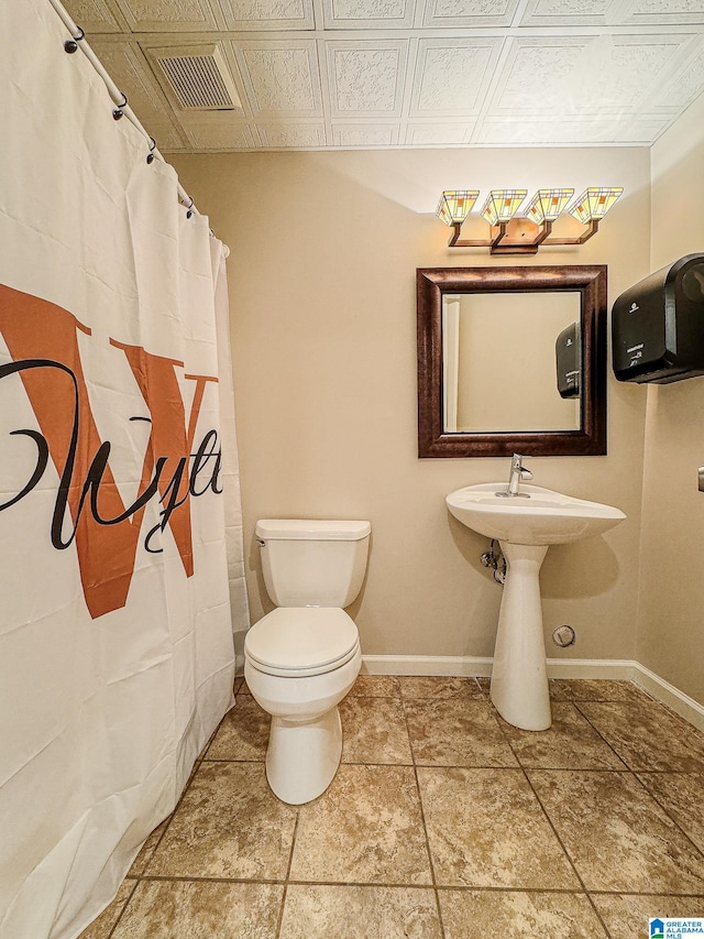 1851 Russet Woods Ln, Hoover, AL 35244 - bathroom featuring toilet, baseboards, and a shower with curtain