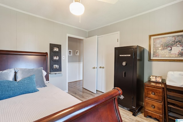 14 Shades Crest Rd, Hoover, AL 35226 - bedroom with light wood-style floors, ornamental molding, and a ceiling fan