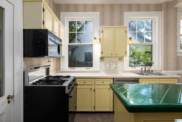 1479 Milner Cres S, Birmingham, AL 35205 - kitchen featuring gas stove, wallpapered walls, black microwave, a sink, and tile countertops