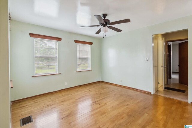 empty room featuring light wood-style flooring, ceiling fan, and baseboards