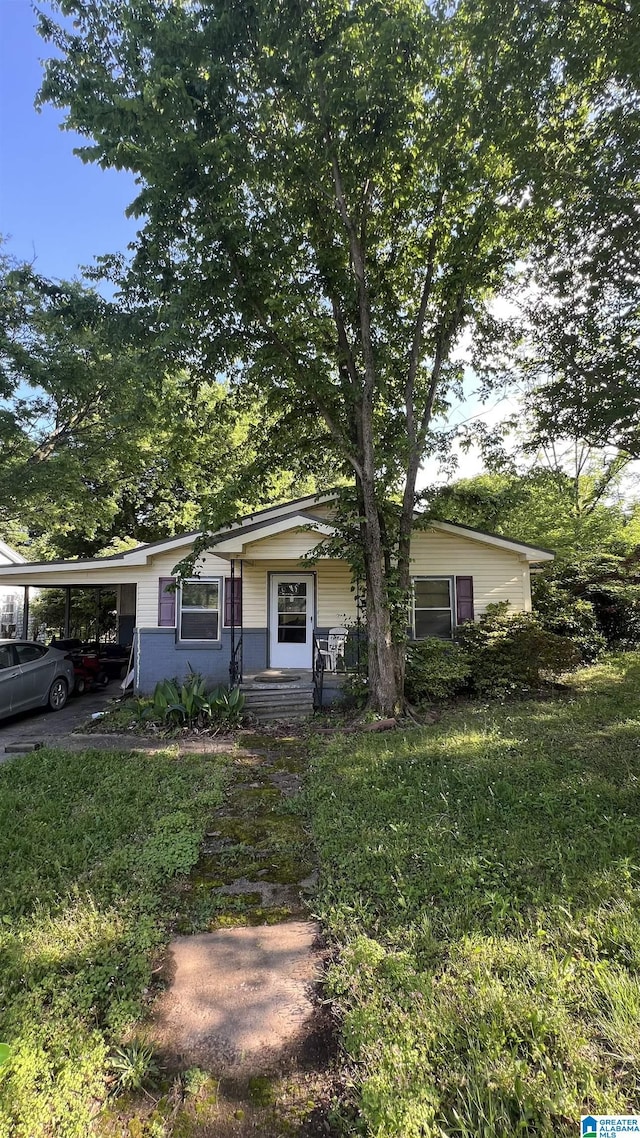 813 W 8th St, Sylacauga, AL 35150 - bungalow-style home featuring a carport and covered porch
