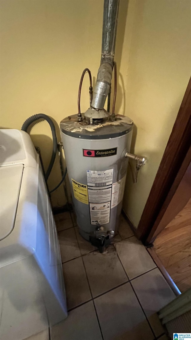 813 W 8th St, Sylacauga, AL 35150 - utility room featuring water heater