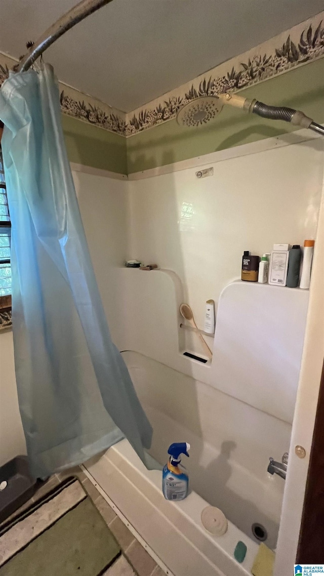 813 W 8th St, Sylacauga, AL 35150 - full bath featuring tile patterned floors