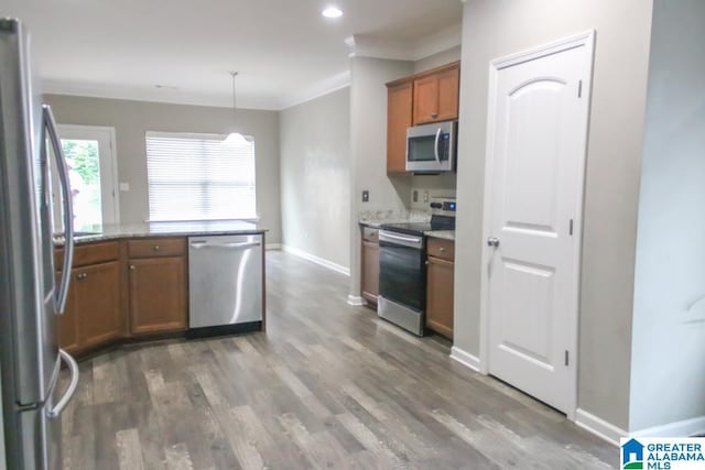 4905 Stonecreek Way, Calera, AL 35040 - kitchen featuring stainless steel appliances, brown cabinets, wood finished floors, baseboards, and crown molding