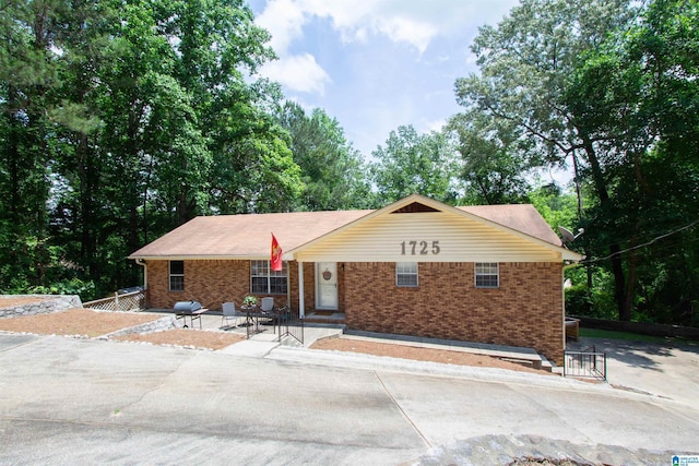 1725 Faircrest Dr, Hueytown, AL 35023 - single story home with brick siding