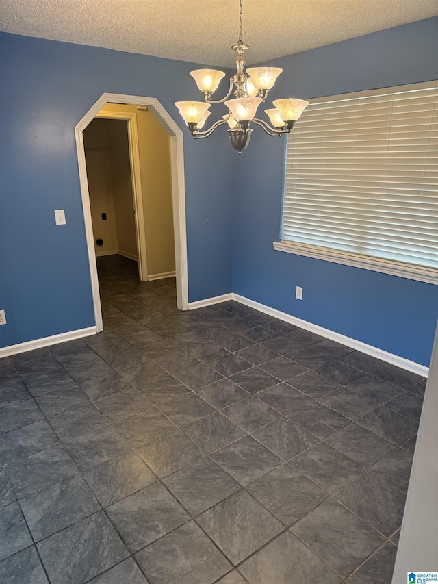 18470 Whispering Meadows Blvd, Vance, AL 35490 - spare room with arched walkways, a chandelier, a textured ceiling, and baseboards