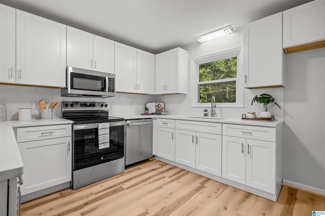 941 Honeysuckle Ln, Moody, AL 35094 - kitchen with appliances with stainless steel finishes, a sink, light wood finished floors, and light countertops