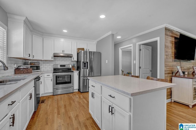 1115 Park Ave, Oneonta, AL 35121 - kitchen with stainless steel appliances, a sink, backsplash, under cabinet range hood, and ornamental molding