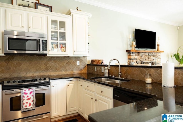 967 Wright Way Dr, Wedowee, AL 36278 - kitchen featuring stainless steel appliances, a sink, crown molding, backsplash, and a peninsula
