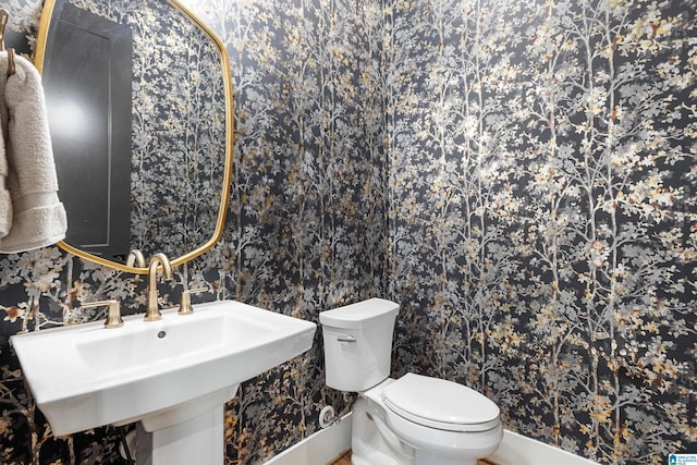 3 Troon, Birmingham, AL 35242 - bathroom featuring baseboards, a sink, toilet, and wallpapered walls