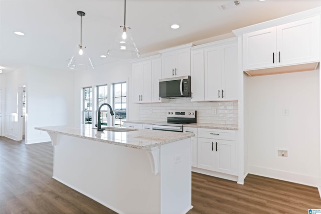 149 Shiloh Creek Dr, Calera, AL 35040 - kitchen featuring stainless steel appliances, a sink, a center island with sink, baseboards, and recessed lighting