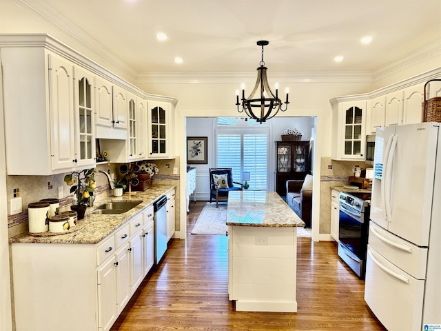 200 Quail Ridge Rd, Oneonta, AL 35121 - kitchen with appliances with stainless steel finishes, a sink, a chandelier, wood finished floors, and backsplash