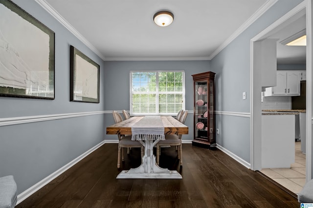 204 Forest Pkwy, Alabaster, AL 35007 - dining room featuring wood finished floors, crown molding, and baseboards