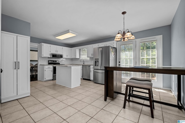 204 Forest Pkwy, Alabaster, AL 35007 - kitchen with appliances with stainless steel finishes, a chandelier, a kitchen island, pendant lighting, and light countertops