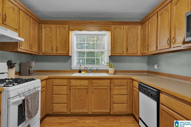 1416 11th St SE, Cullman, AL 35055 - kitchen featuring white appliances, under cabinet range hood, a sink, and light countertops