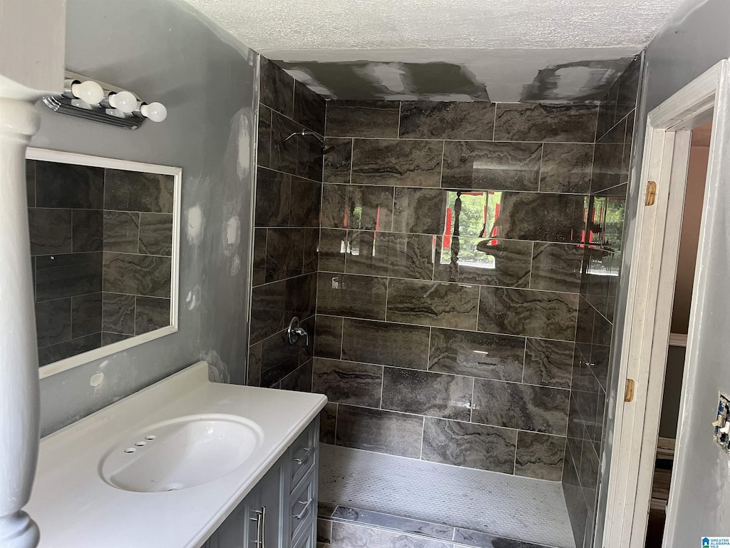 5162 Willow Ridge Ln, Pinson, AL 35126 - bathroom featuring vanity, tiled shower, and a textured ceiling