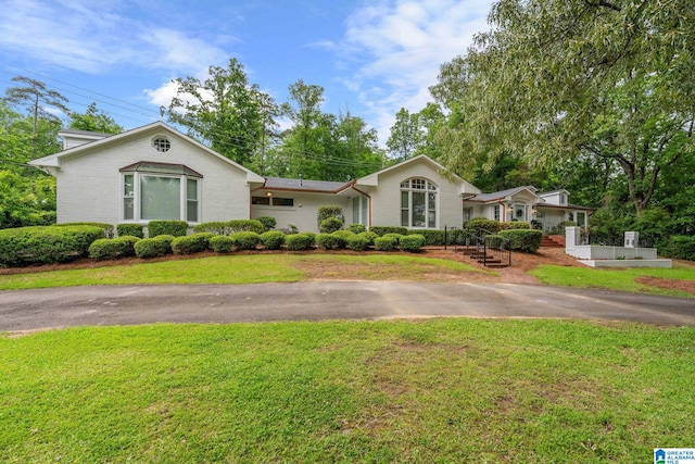 3208 N Woodridge Rd, Mountain Brook, AL 35223 - ranch-style home featuring a front yard and brick siding