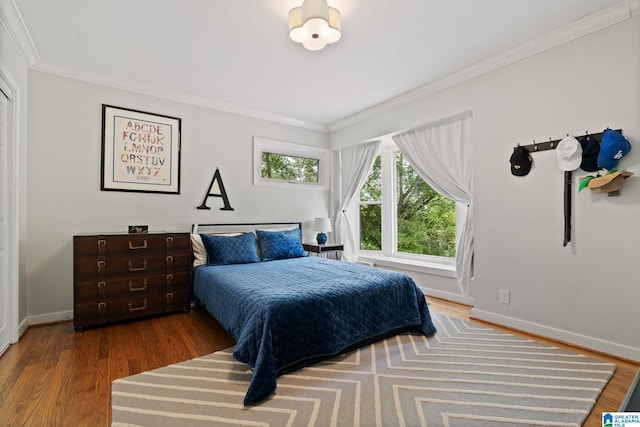 3208 N Woodridge Rd, Mountain Brook, AL 35223 - bedroom featuring crown molding, wood finished floors, and baseboards