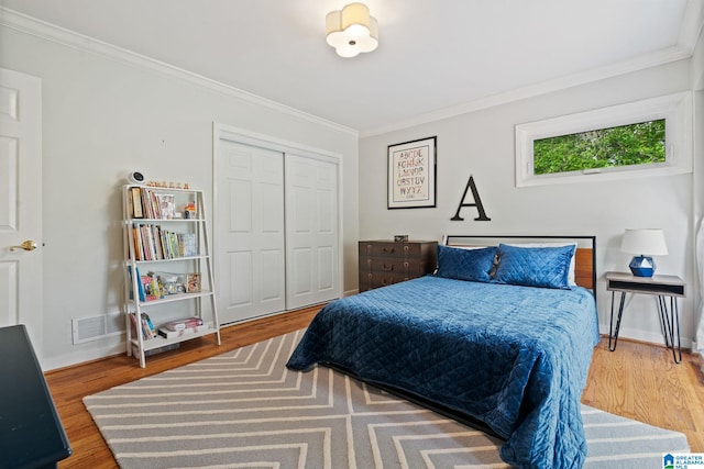 3208 N Woodridge Rd, Mountain Brook, AL 35223 - bedroom featuring ornamental molding, wood finished floors, a closet, and baseboards