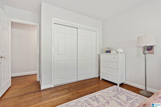 3208 N Woodridge Rd, Mountain Brook, AL 35223 - bedroom featuring wood finished floors, baseboards, and a closet