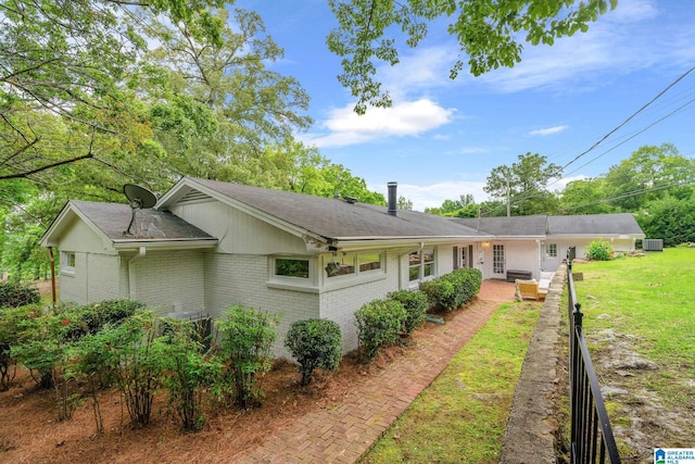 3208 N Woodridge Rd, Mountain Brook, AL 35223 - view of front of house with brick siding, roof with shingles, and a front lawn