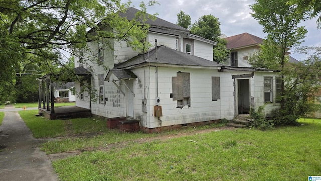 101 W 17th St, Anniston, AL 36201 - rear view of property featuring a shingled roof, a yard, entry steps, and crawl space