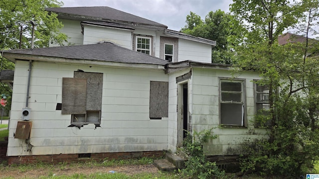 101 W 17th St, Anniston, AL 36201 - view of side of home featuring crawl space and roof with shingles