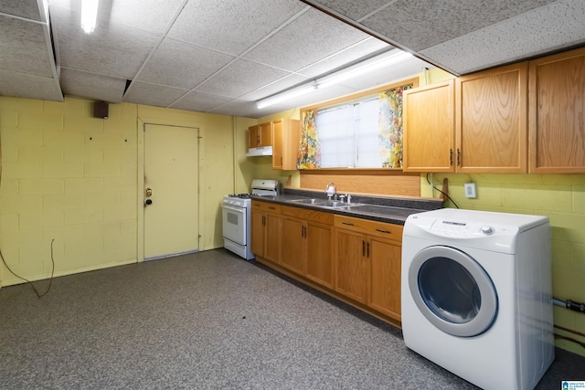 2424 Debbie Dr, Center Point, AL 35215 - laundry area featuring washer / clothes dryer and concrete block wall