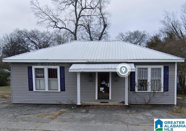 410 E St N, Talladega, AL 35160 - bungalow-style house featuring metal roof and a porch
