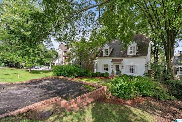 409 Euclid Ave, Mountain Brook, AL 35213 - cape cod-style house with a front yard and stucco siding
