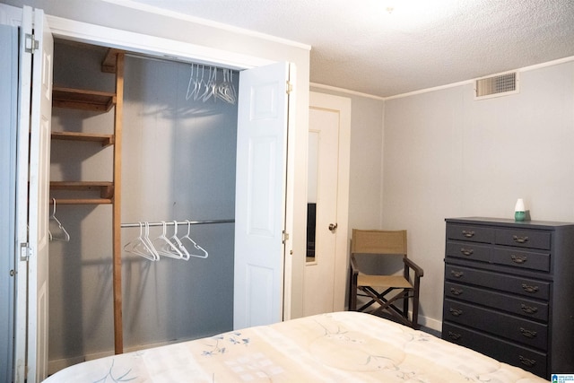 231 Smith Camp Loop, Adger, AL 35006 - bedroom featuring a textured ceiling and a closet