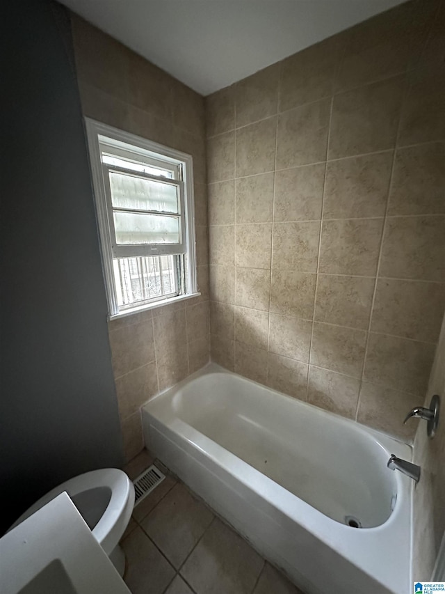 118 3rd Ave SW, Birmingham, AL 35211 - full bath featuring tile patterned flooring, toilet, and a bathtub