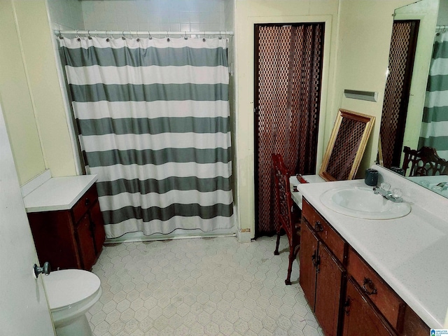 5810 Stemley Bridge Rd, Talladega, AL 35160 - bathroom with vanity, toilet, and curtained shower