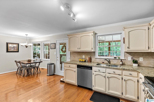 545 Russet Bend Dr, Hoover, AL 35244 - kitchen featuring stainless steel appliances, a sink, a chandelier, crown molding, and tasteful backsplash