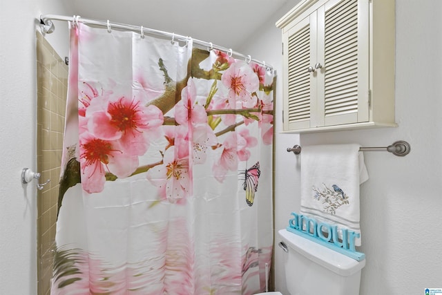 2837 Georgetown Dr Unit F, Hoover, AL 35216 - full bath featuring toilet and curtained shower