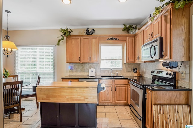 311 Hunter Hills Cir, Chelsea, AL 35043 - kitchen featuring appliances with stainless steel finishes, a sink, light tile patterned floors, crown molding, and backsplash