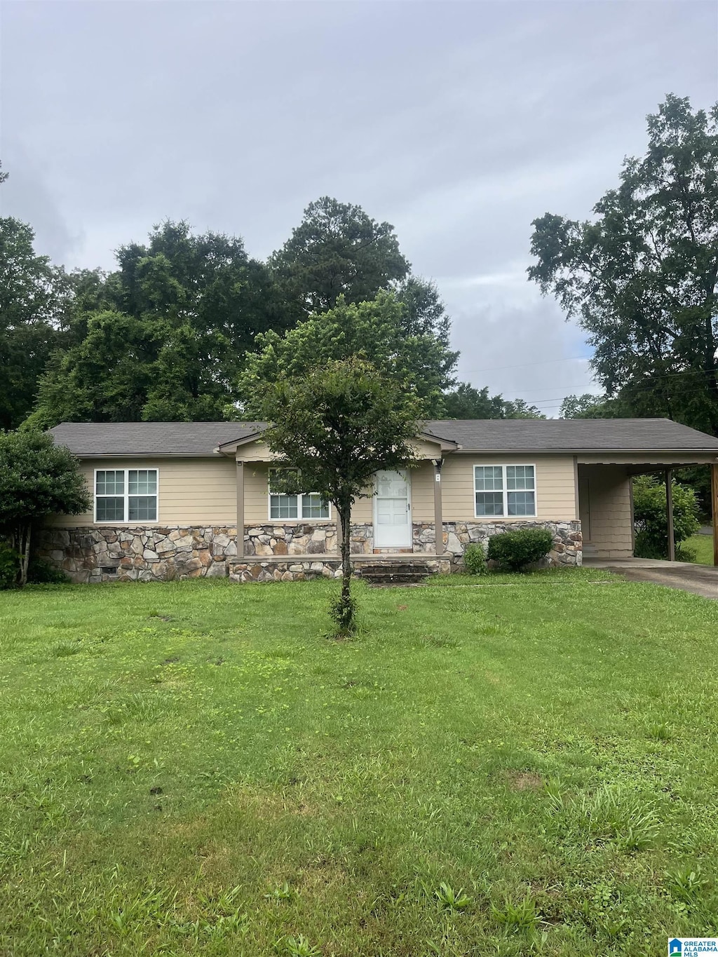 8 Fieldview Dr, Oneonta, AL 35121 - view of front of home with stone siding, a carport, and a front lawn