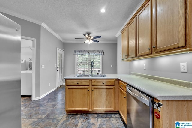 200 Shady Point Rd, Locust Fork, AL 35097 - kitchen with stainless steel appliances, a sink, a peninsula, independent washer and dryer, and a ceiling fan