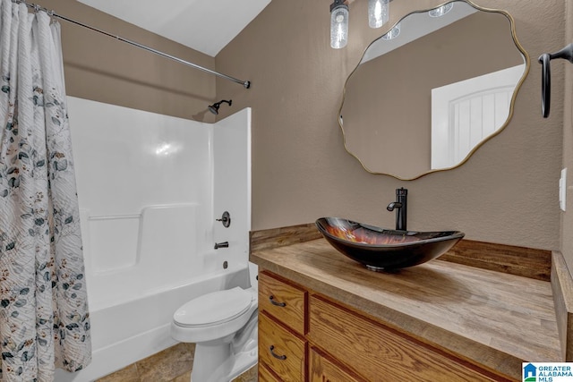 401 High Pointe Dr, Hayden, AL 35079 - full bathroom featuring vanity, shower / bath combination with curtain, and toilet