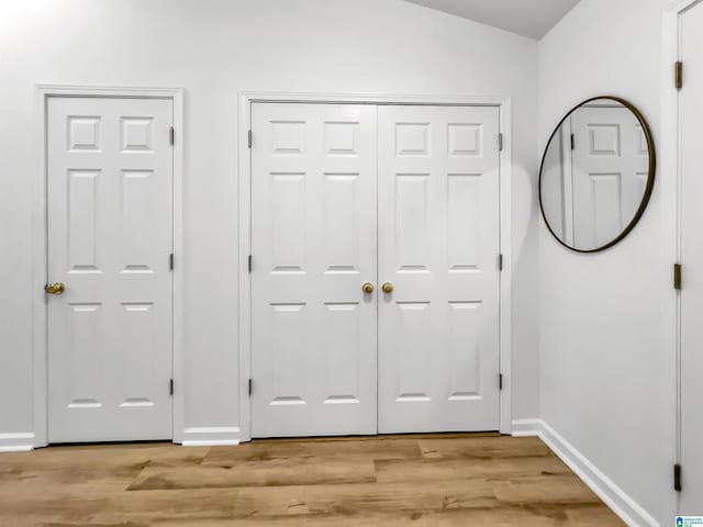 156 Brook Highland Cv, Birmingham, AL 35242 - foyer featuring light wood-style floors, baseboards, and lofted ceiling
